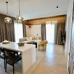 Golden Beachfront And Swimming Pool Sarandë