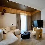 Golden Beachfront And Swimming Pool Appartement Sarandë