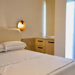 Lägenhet Golden Beachfront And Swimming Pool