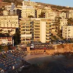 Golden Beachfront And Swimming Pool Lägenhet