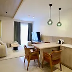 Lägenhet Golden Beachfront And Swimming Pool *