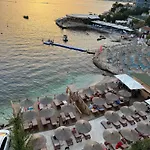 Golden Beachfront And Swimming Pool Sarandë