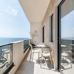 Golden Beachfront And Swimming Pool Apartment *