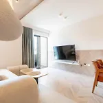 Golden Beachfront And Swimming Pool Apartment