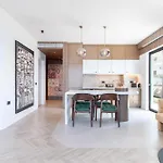 Golden Beachfront And Swimming Pool Apartment *