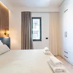 Golden Beachfront And Swimming Pool Apartment *