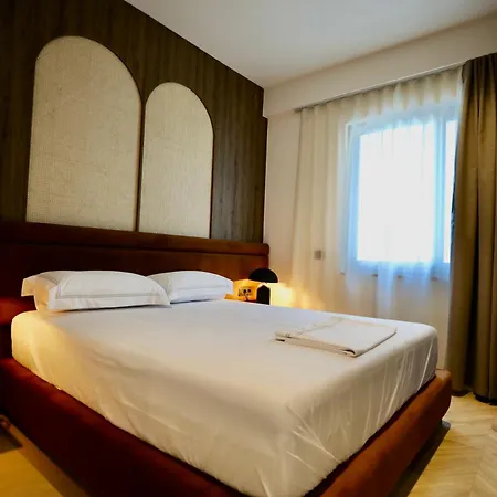 Golden Beachfront And Swimming Pool Appartement Sarandë