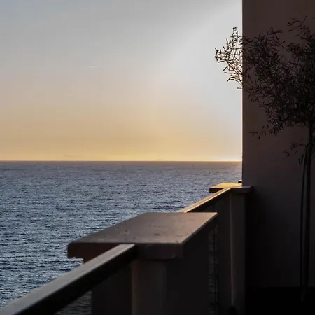 Golden Beachfront And Swimming Pool Apartmán Sarandë