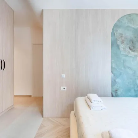 Golden Beachfront And Swimming Pool Apartmán Sarandë