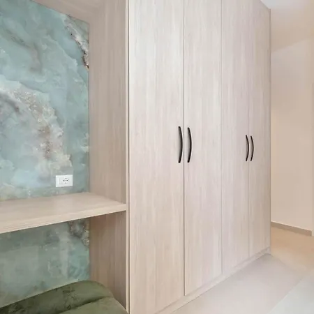 Apartmán Golden Beachfront And Swimming Pool