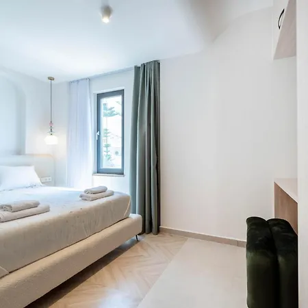 Golden Beachfront And Swimming Pool Apartmán Sarandë