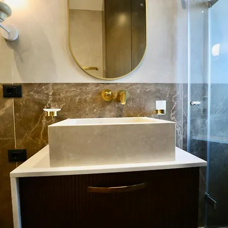 Golden Beachfront And Swimming Pool Sarandë