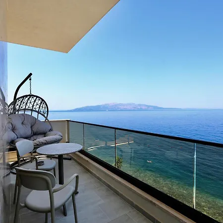 Golden Beachfront And Swimming Pool Lejlighed *