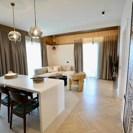 Golden Beachfront And Swimming Pool Sarandë