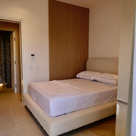 Golden Beachfront And Swimming Pool Apartamento Sarandë