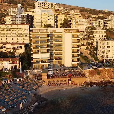 Golden Beachfront And Swimming Pool Apartamento