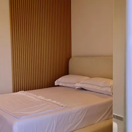 Golden Beachfront And Swimming Pool Apartamento