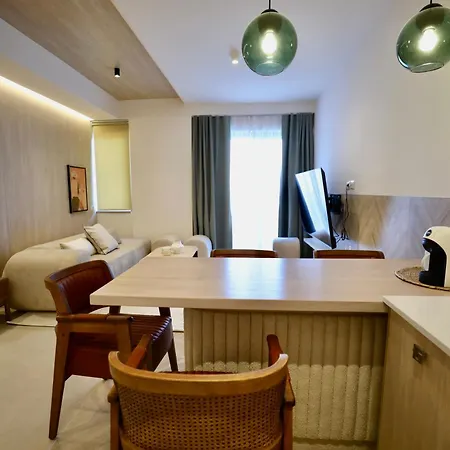 Golden Beachfront And Swimming Pool Sarandë