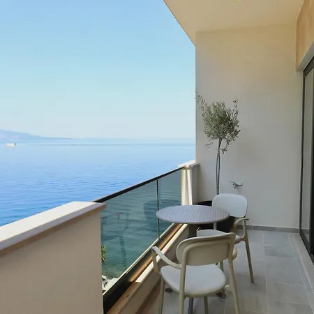 Golden Beachfront And Swimming Pool Sarandë