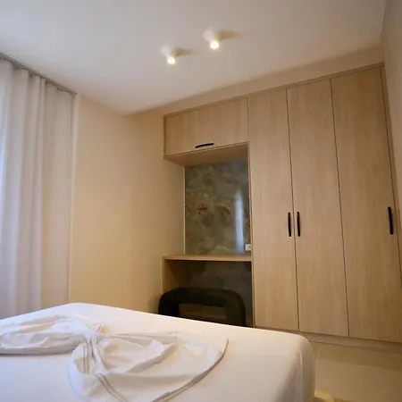 Apartamento Golden Beachfront And Swimming Pool