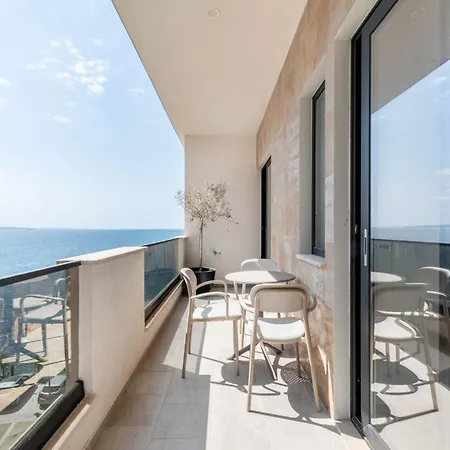 Golden Beachfront And Swimming Pool Daire *