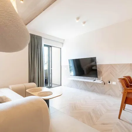 Golden Beachfront And Swimming Pool Lejlighed