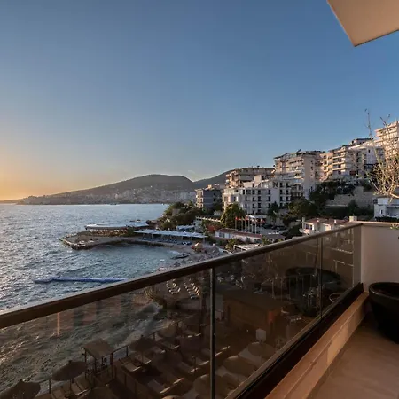 Golden Beachfront And Swimming Pool Sarandë