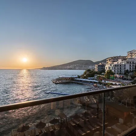 Golden Beachfront And Swimming Pool Lejlighed