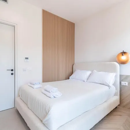 Golden Beachfront And Swimming Pool Daire Saranda