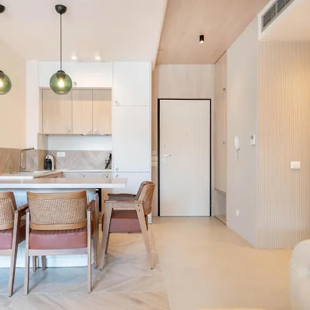 Golden Beachfront And Swimming Pool Appartamento