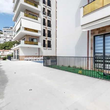 Lejlighed Golden Beachfront And Swimming Pool