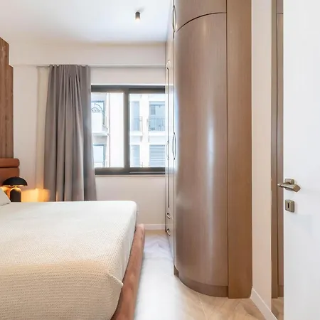 Golden Beachfront And Swimming Pool Appartamento