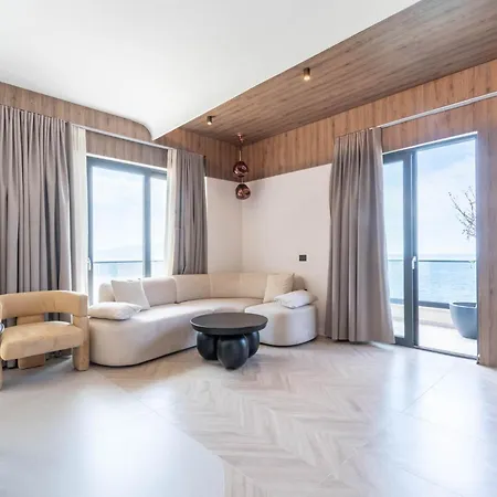 Lejlighed Golden Beachfront And Swimming Pool