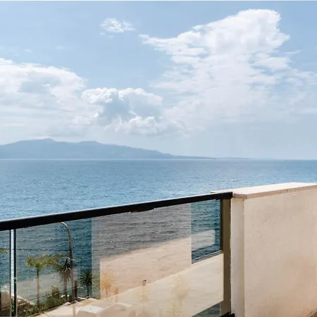 Golden Beachfront And Swimming Pool Appartamento Sarandë
