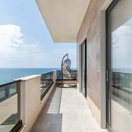 Golden Beachfront And Swimming Pool Lejlighed