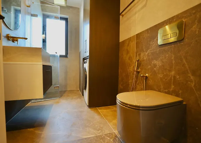 Golden Beachfront And Swimming Pool Appartement Sarandë