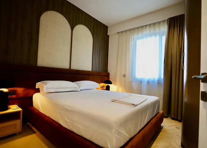 Golden Beachfront And Swimming Pool Appartement Sarandë