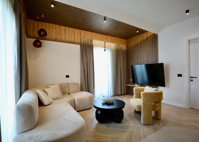 Golden Beachfront And Swimming Pool Appartement Sarandë