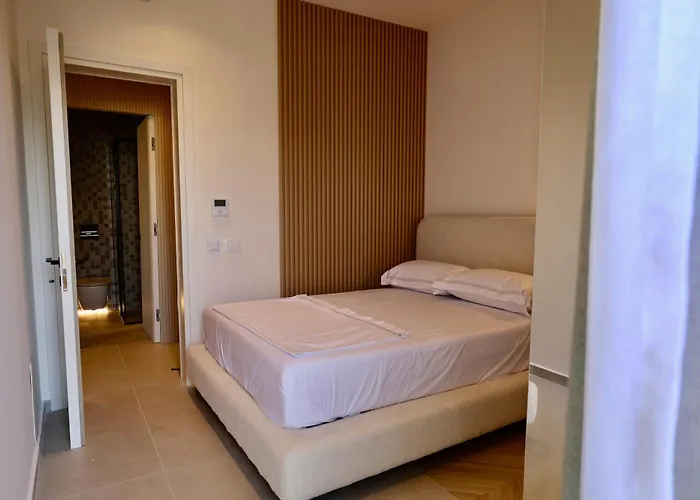 Golden Beachfront And Swimming Pool Appartement Sarandë