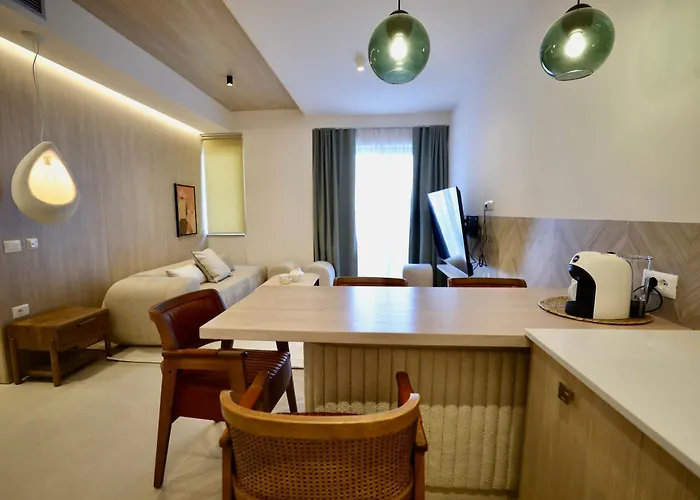 Golden Beachfront And Swimming Pool Sarandë