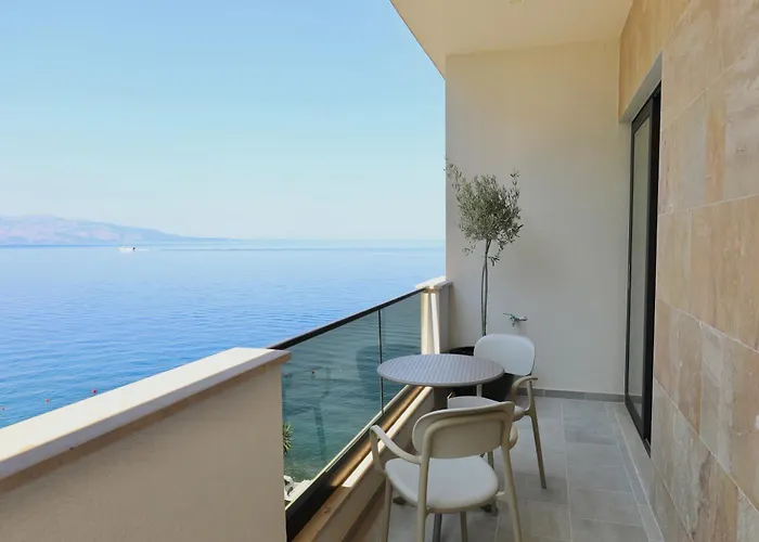 Golden Beachfront And Swimming Pool Sarandë