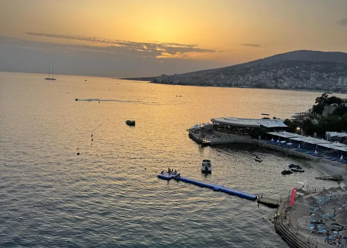 Golden Beachfront And Swimming Pool Appartement Sarandë