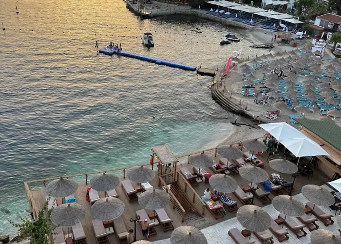 Golden Beachfront And Swimming Pool Sarandë